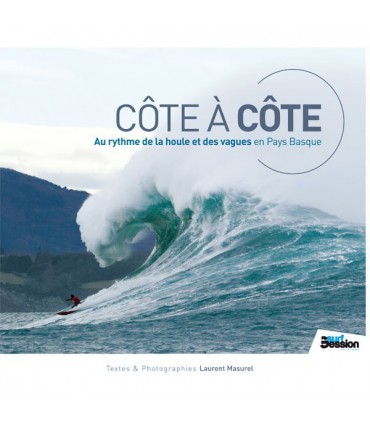 Côte à côte.